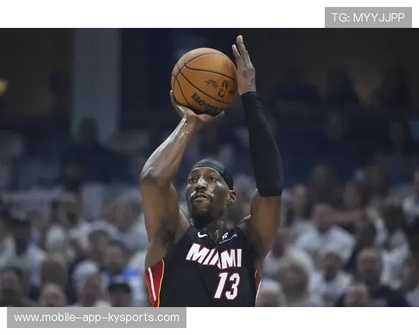 文班亚马转身勾手轻松得分，防守者毫无办法